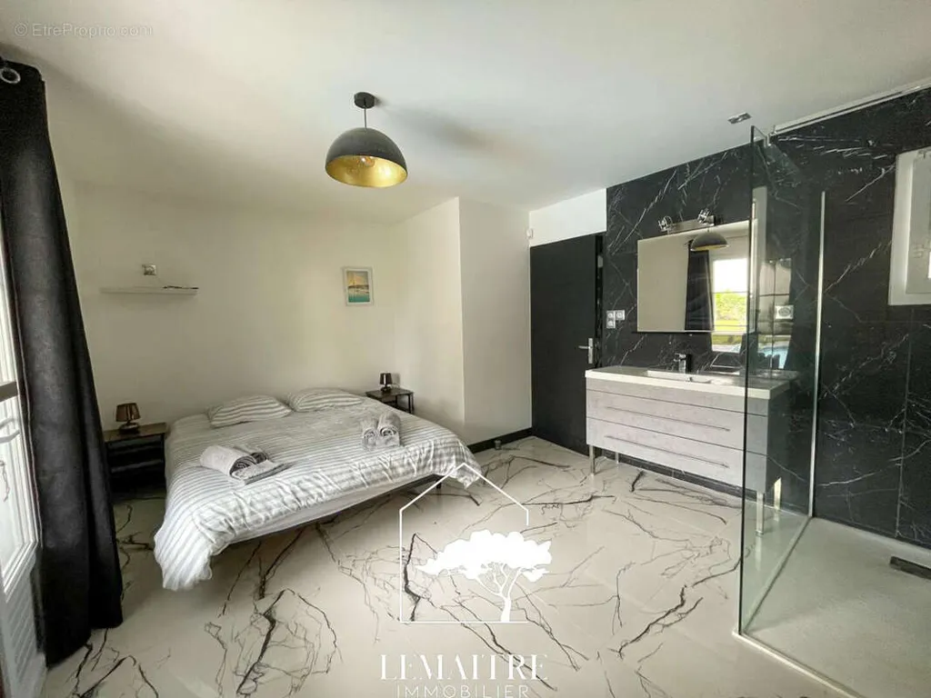 Salles de bain - Maison Contemporaine avec Piscine aux Mathes