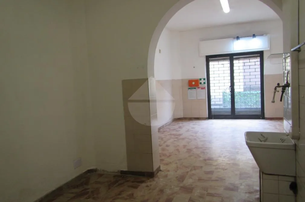 Esik - Commercial Space with 5 Vitrines in Florence Viali