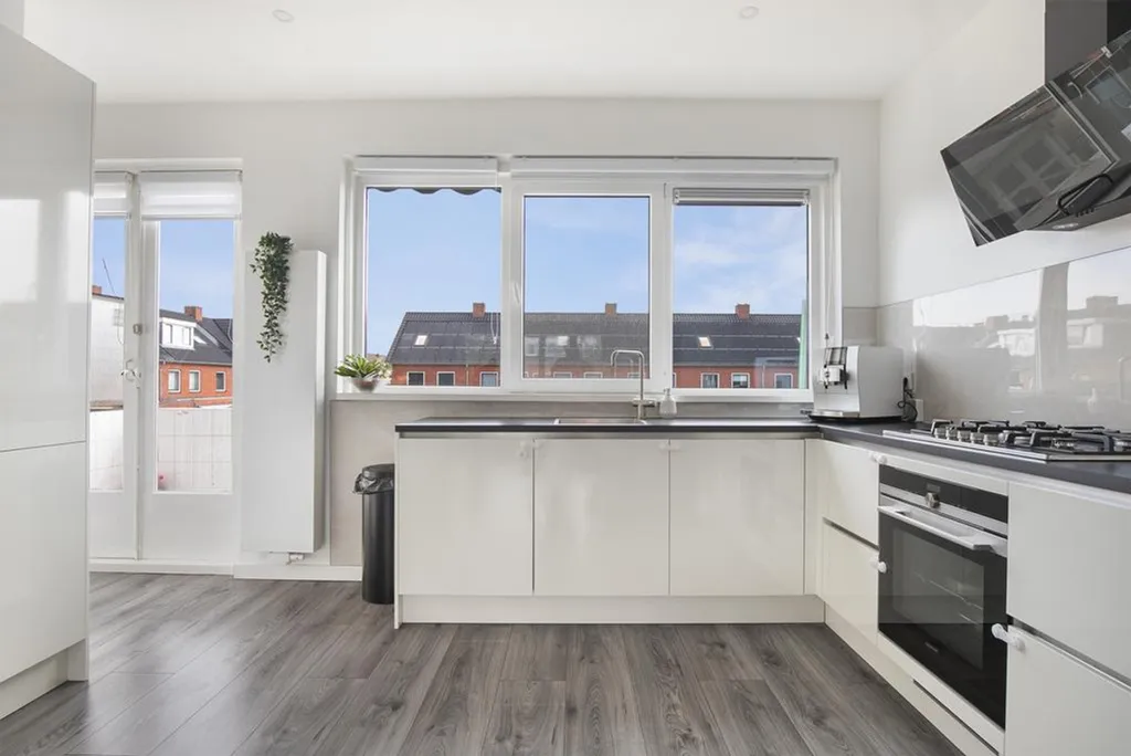 Köök - Two Maisonnettes with Separate Entrances in Rotterdam