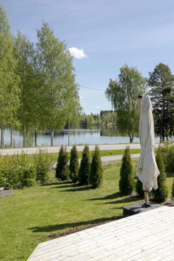 Jardin - Modern End-Unit Apartment with Balcony in Kantola