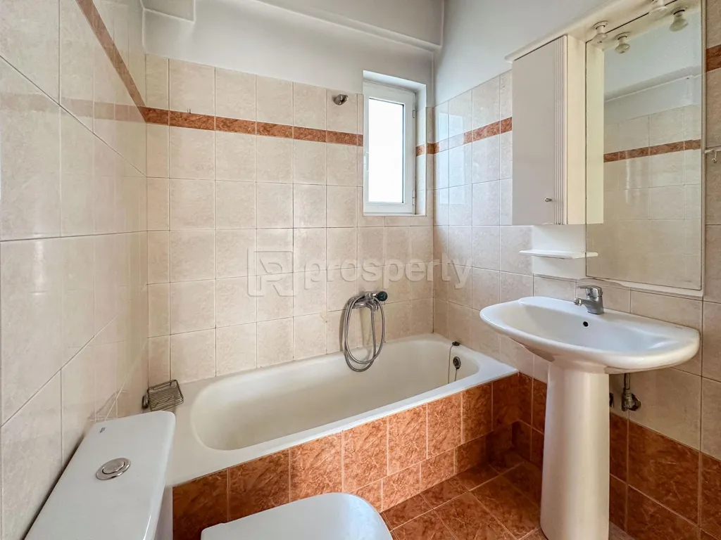 Vannitoad - Spacious Apartment with Large Balcony in Ilion