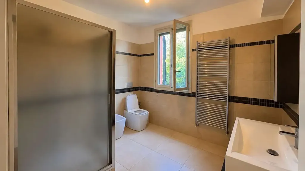 Bagni - Villa Portion with Garden in Modena