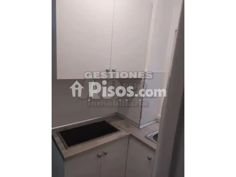 Cuisine - Studio with Metro Access in Camino de Ronda
