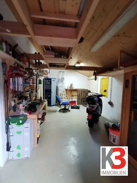 Garage - Barrier-Free Bungalow with Workshop in Quiet Area