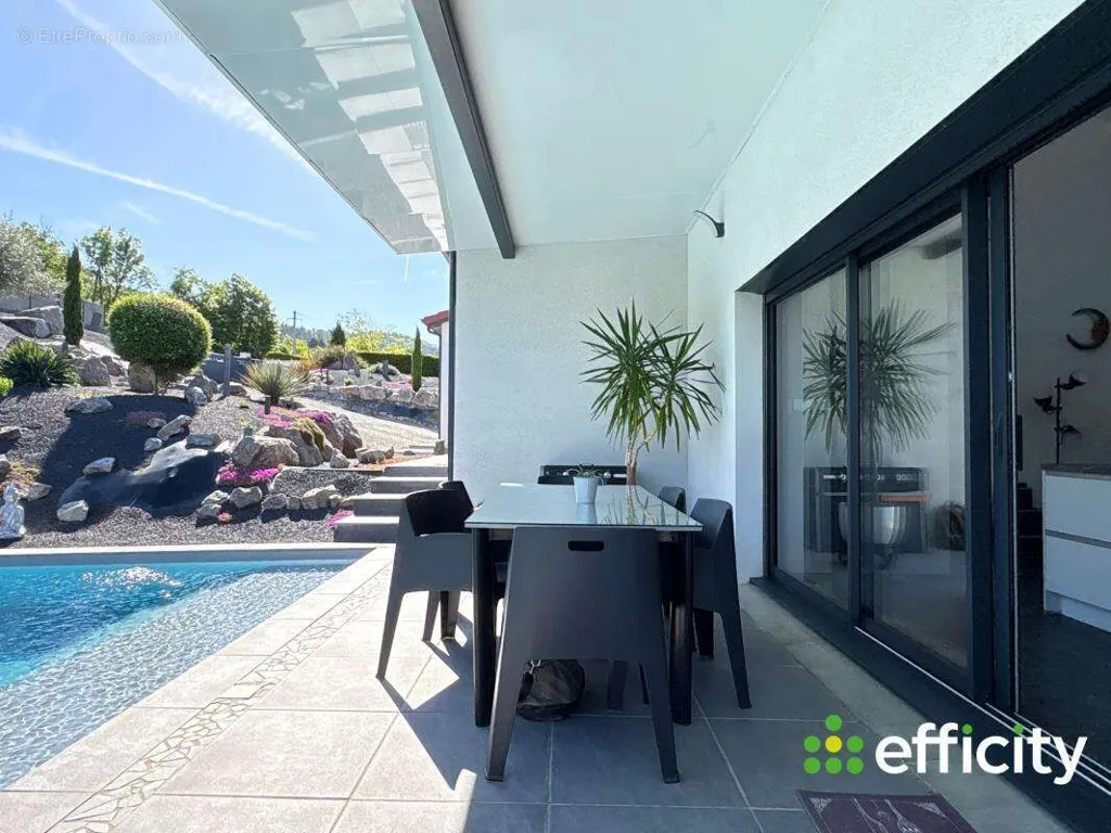 Piscine - Villa Contemporaine avec Piscine à Montbrison