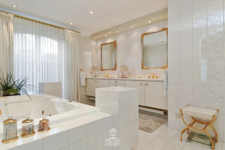 Salles de bain - Villa avec Piscine à Maaseik
