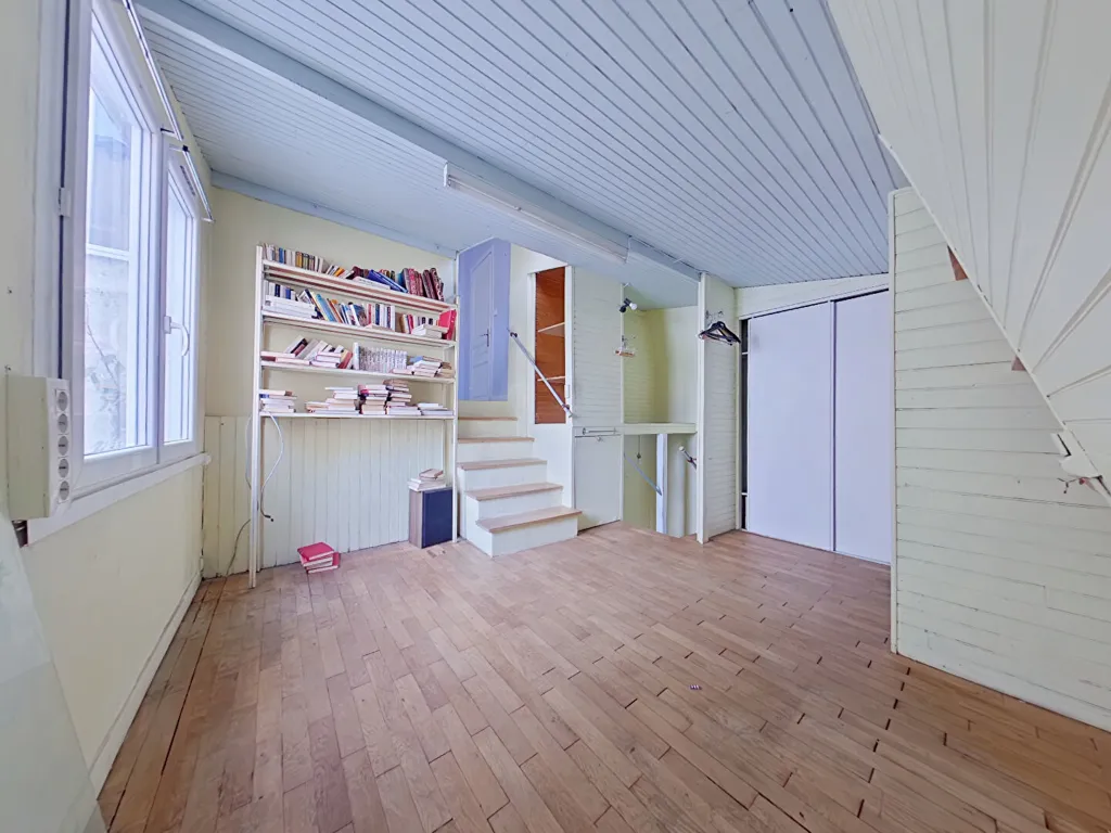 Toad - Town House with Development Potential in Prébendes