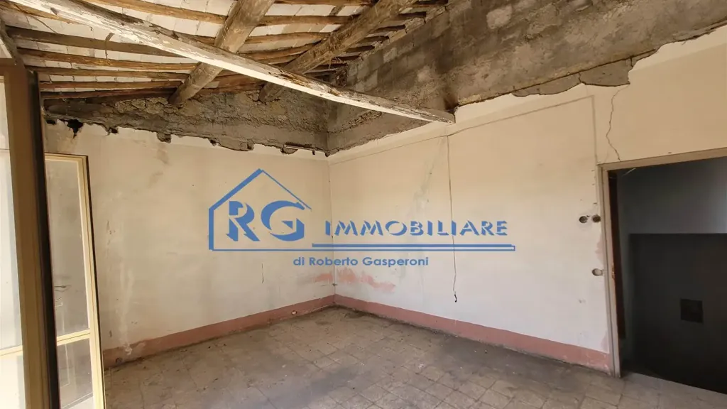 Pièces - Terraced House for Renovation in Lubriano