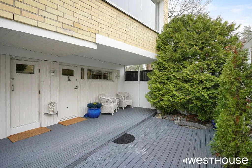 Terrace - Two-Storey Apartment with Balcony in Westend