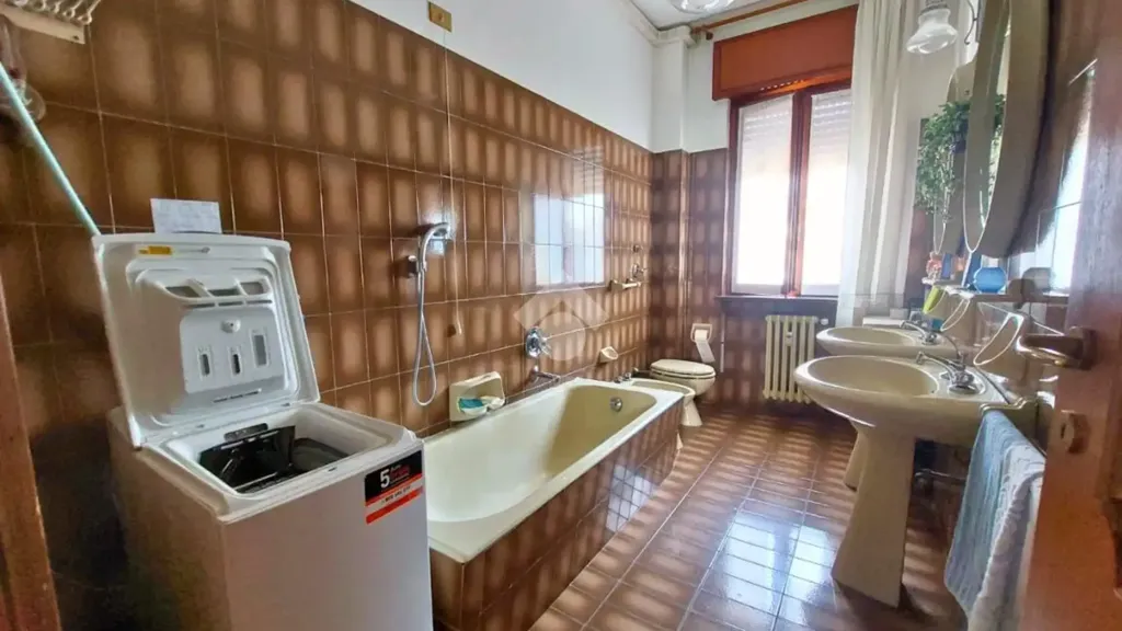 Salles de bain - Three-Bedroom Apartment with Balcony in Vittuone