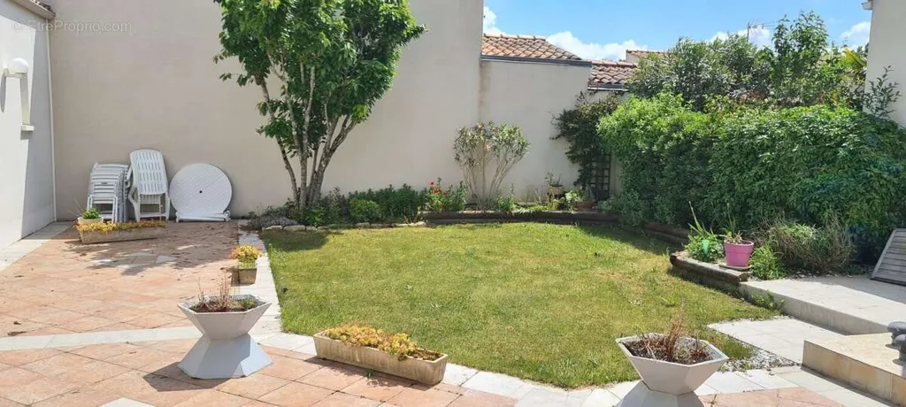 Giardino - Villa with South-Facing Terrace in Perigny