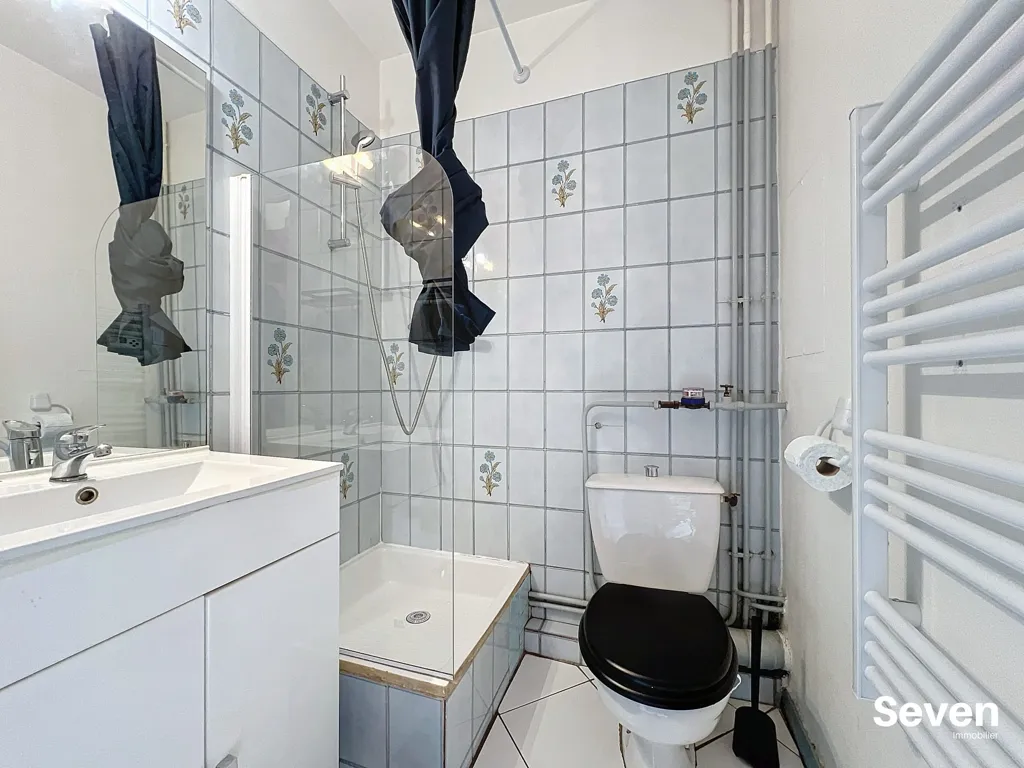 Salles de bain - Studio Meublé au Rez-de-Chaussée à Grenoble
