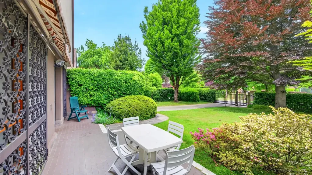 Aed - Villa with Private Garden in Arese