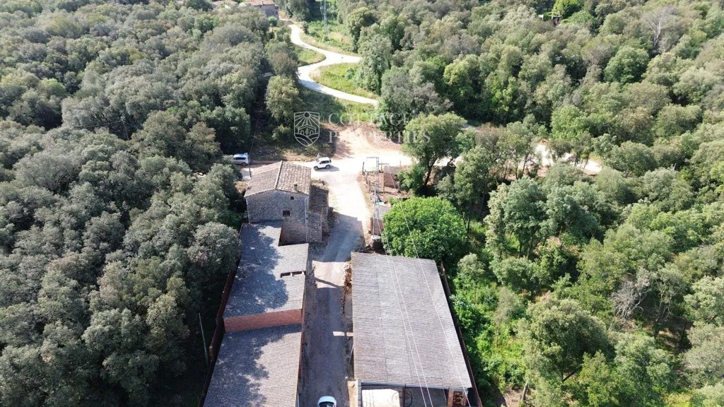 Õhuvaade - Historic Farmhouse with Renovation Potential in Serinyà