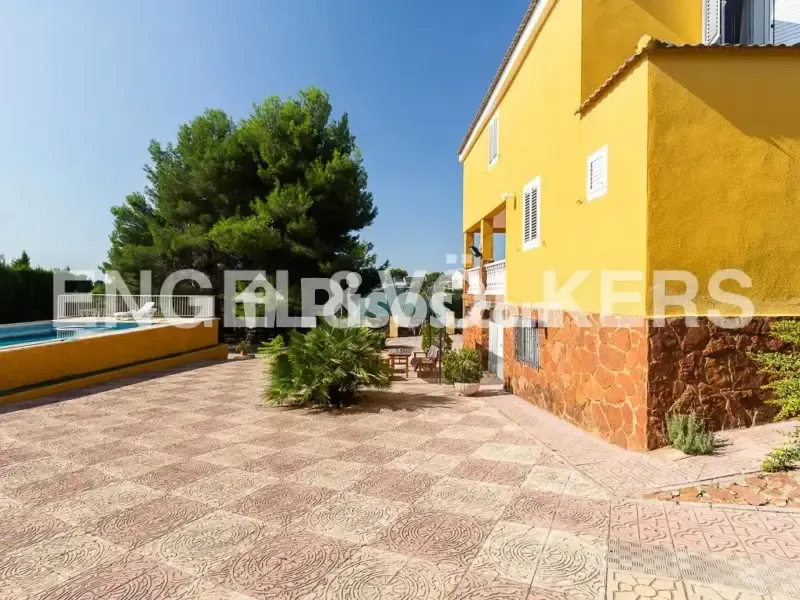 Piscine - Rustic Chalet with Pool in Montserrat