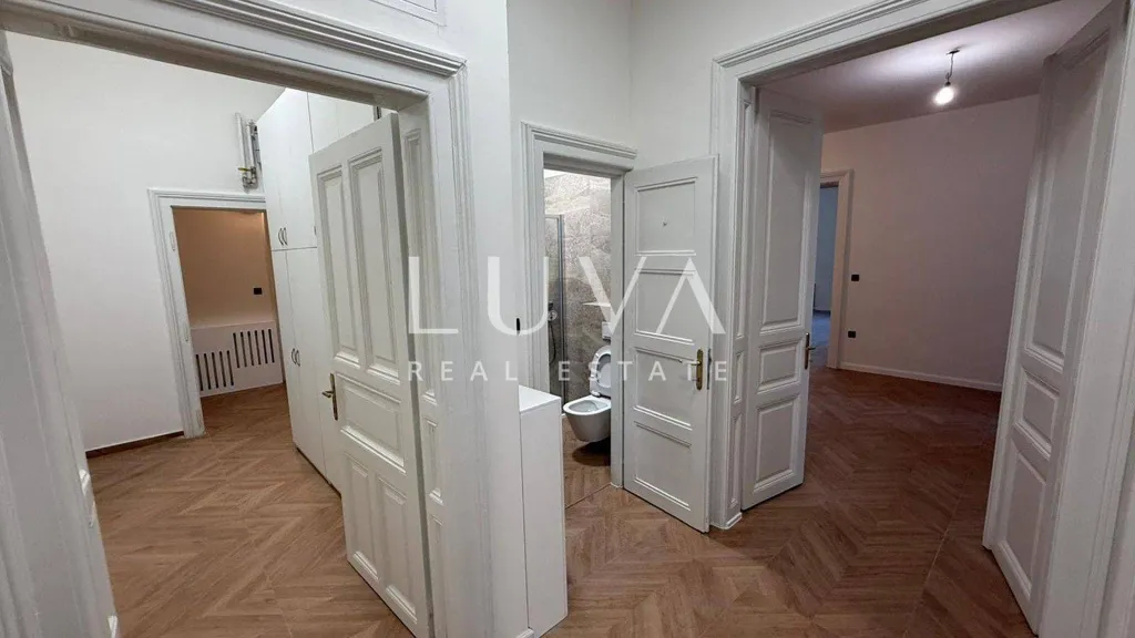 Esik - Commercial Space with Balcony in Donji Grad, Zagreb
