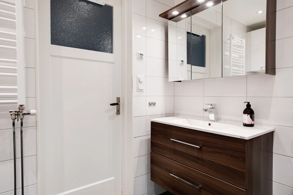 Bathrooms - Art Deco Flat with Balcony in Central Norrköping