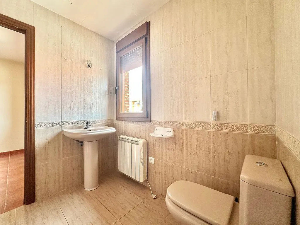 Salles de bain - Patio-Backed Chalet in Mejorada del Campo