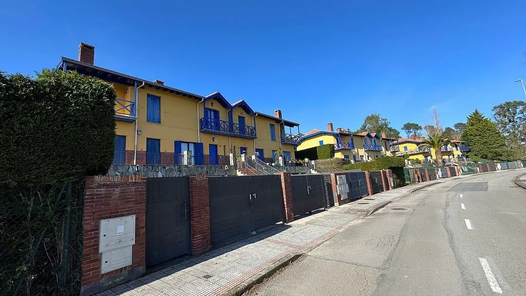 Välivaade - Terraced House with Pool in Comillas