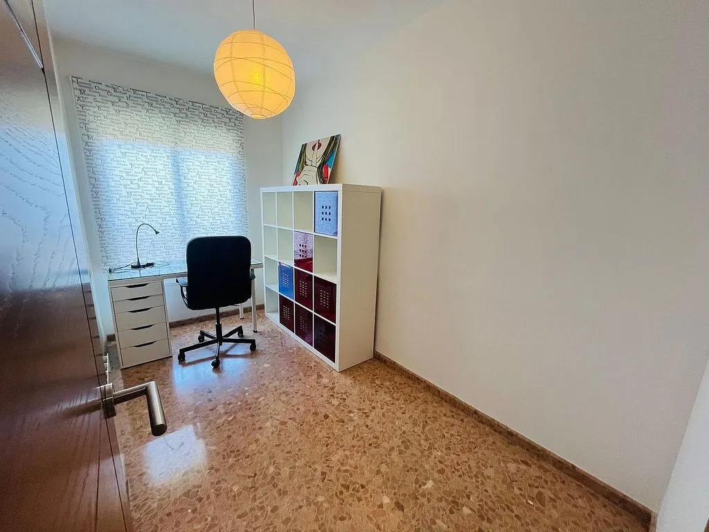 Office - Student-Friendly Flat with Balcony in Moncada