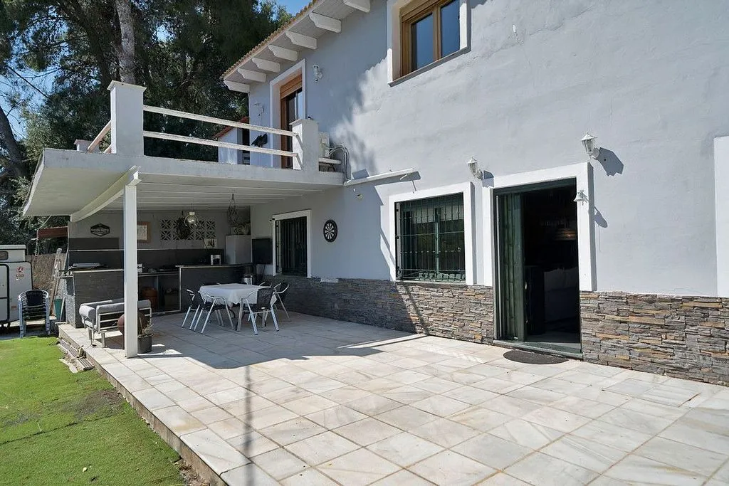 Terrass - Chalet with Pool in La Milla de Oro, Marbella