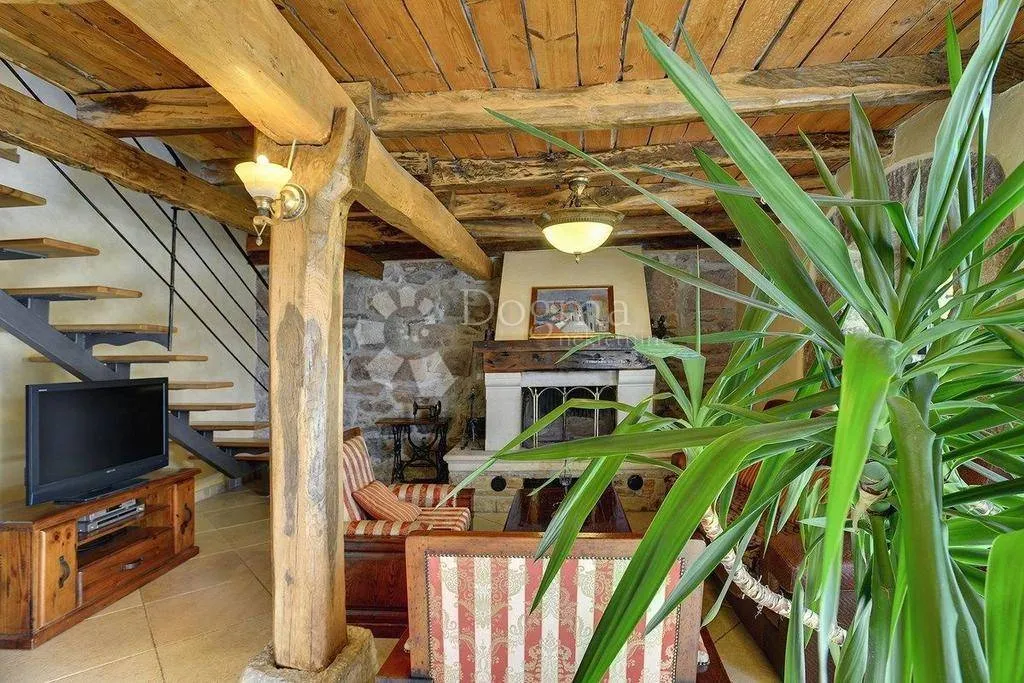 Séjour - Historic Stone House with Pool in Lupoglav