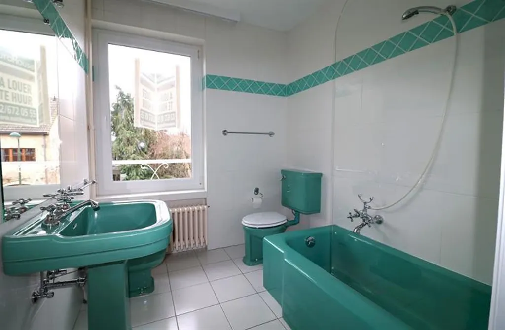 Salles de bain - Maison Rénovée avec Jardin et Terrasse à Auderghem
