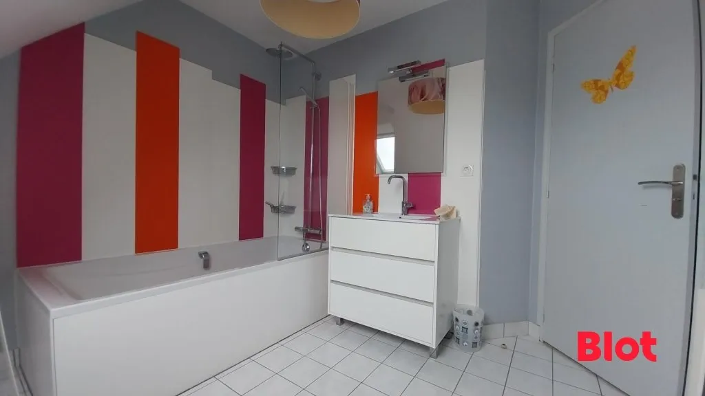 Salles de bain - Maison 6 Chambres avec Piscine à Sens de Bretagne