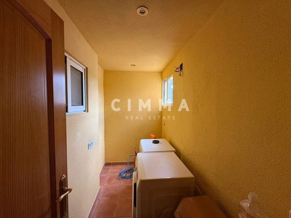 Pesuköök - Five-Bedroom Chalet with Large Plot in La Nucía