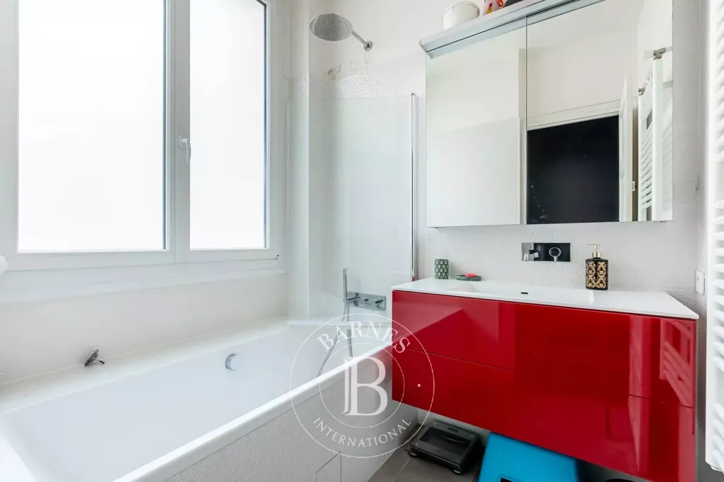 Salles de bain - Appartement Haussmannien avec Balcon Filant à Paris 8ème