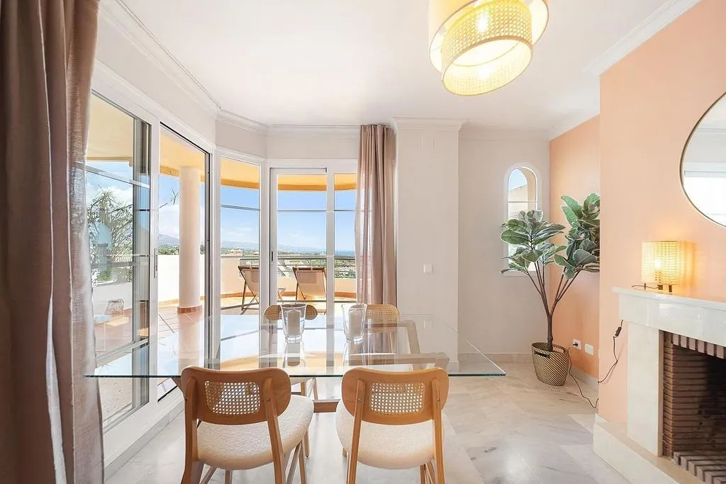 Salle à manger - Apartment with Pool in Nueva Andalucía Centre