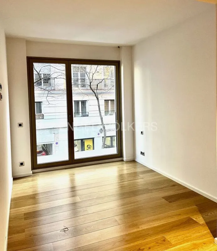 Stanze - 3-Bed Apartment with Pool in Ríos Rosas