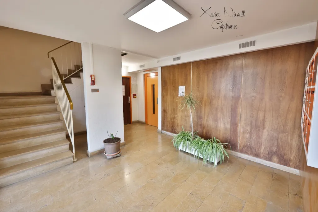 Entrée - Appartement 3 Pièces avec Loggia au Centre de Mâcon