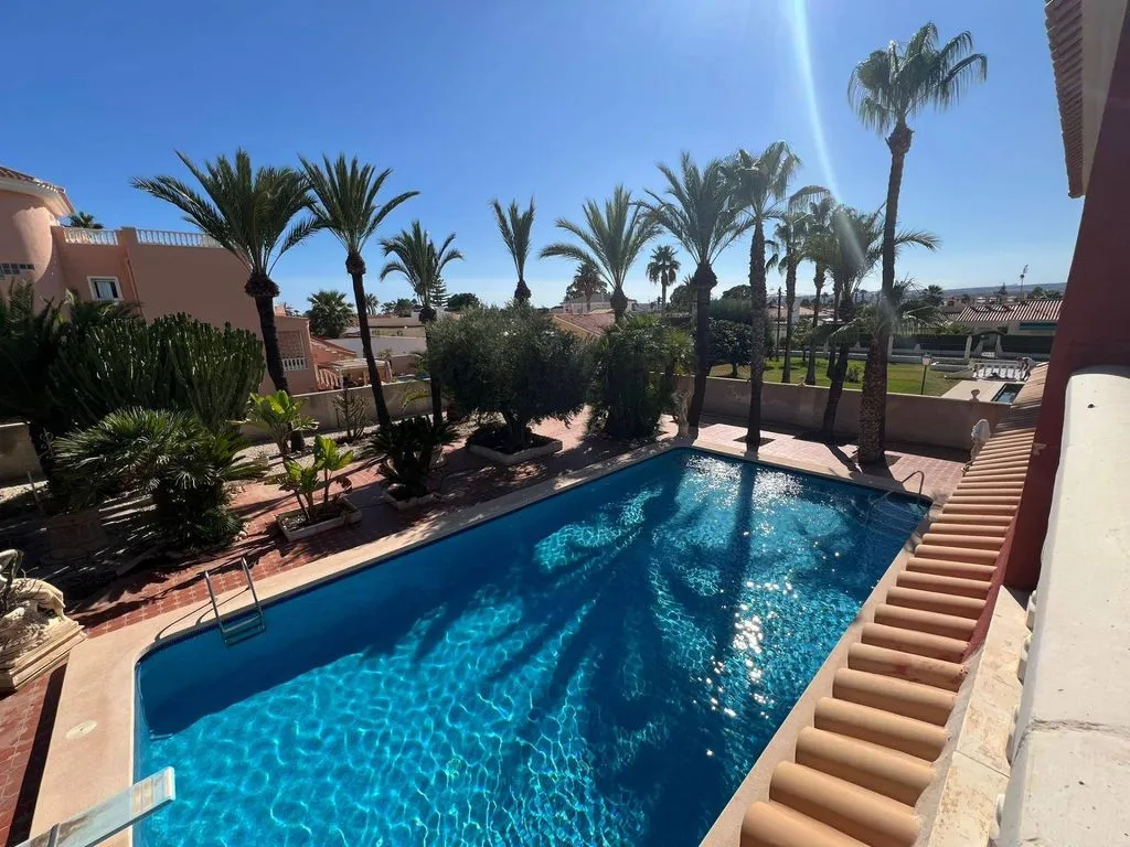 Piscine - Luxury Villa with Pool in Torrevieja