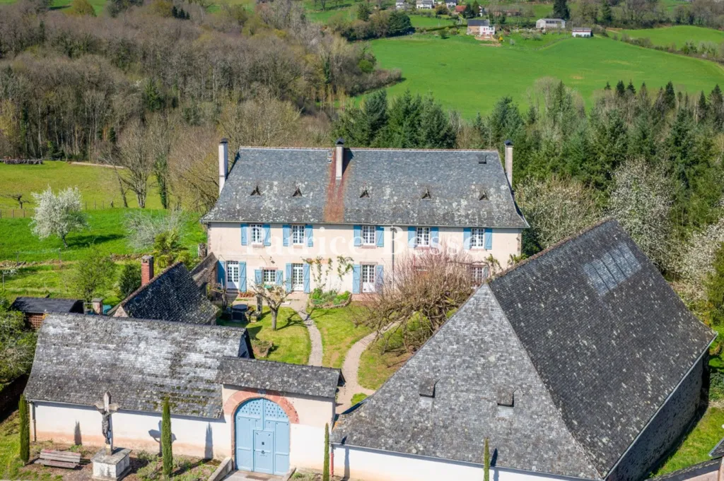 Vue aérienne - Manoir du 17e s. avec Dépendances en Corrèze
