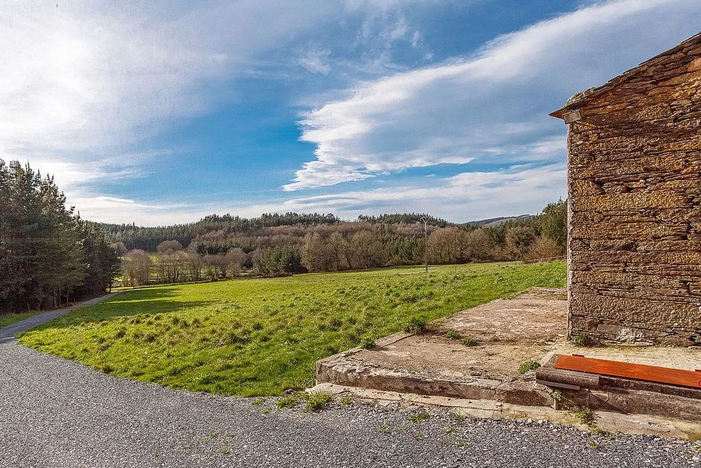 Aed - Farmhouse with Barn in Pol, Lugo