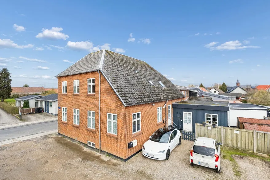 Välivaade - Classical Townhouse with Three Apartments in Galten
