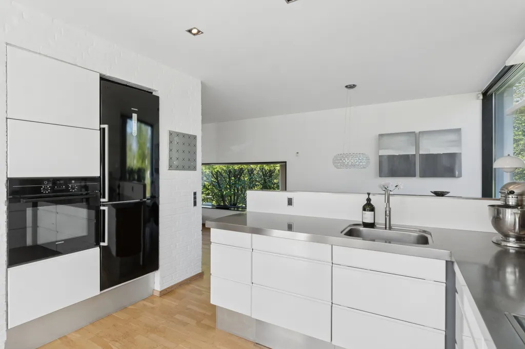 Cuisine - Villa with Garden and Forest View in Trekroner