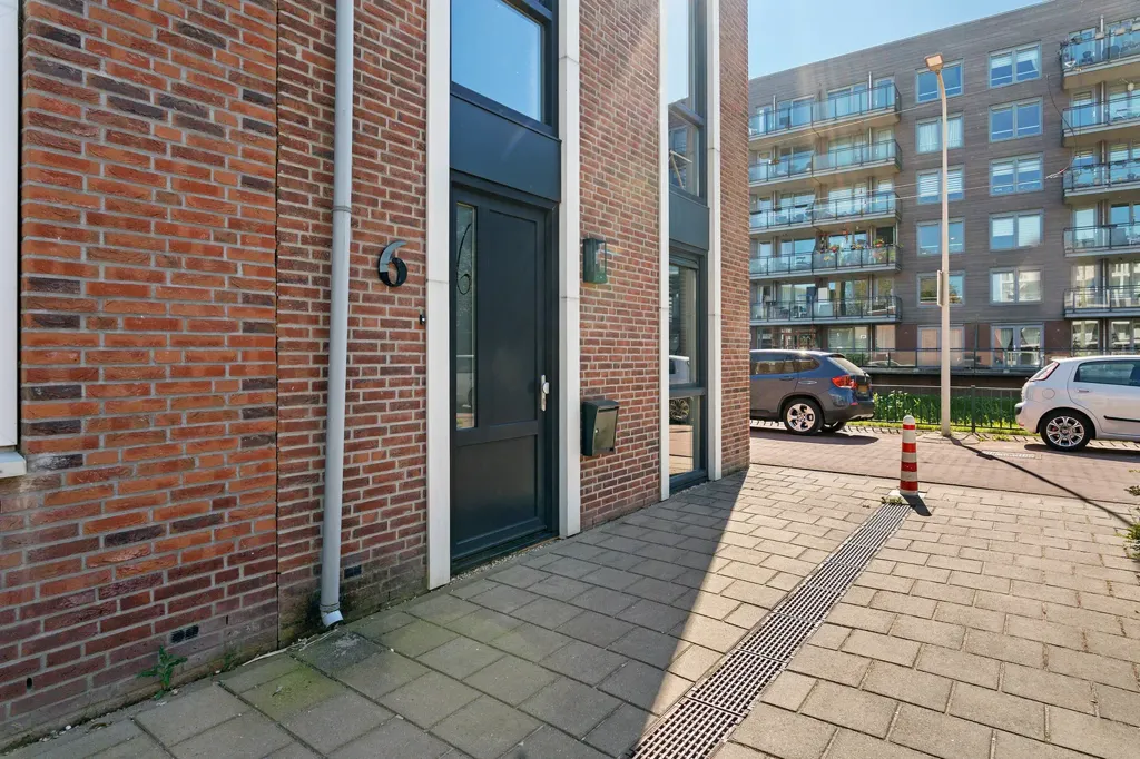 Välivaade - Modern Corner House with Solar Panels in 's-Gravenhage