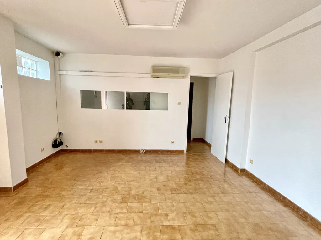 Toad - Commercial Space with Parking in Ajaccio