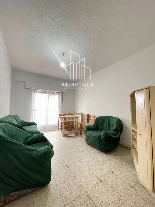 Living Room - Student Flat with Terrace in Carmelitas, Salamanca