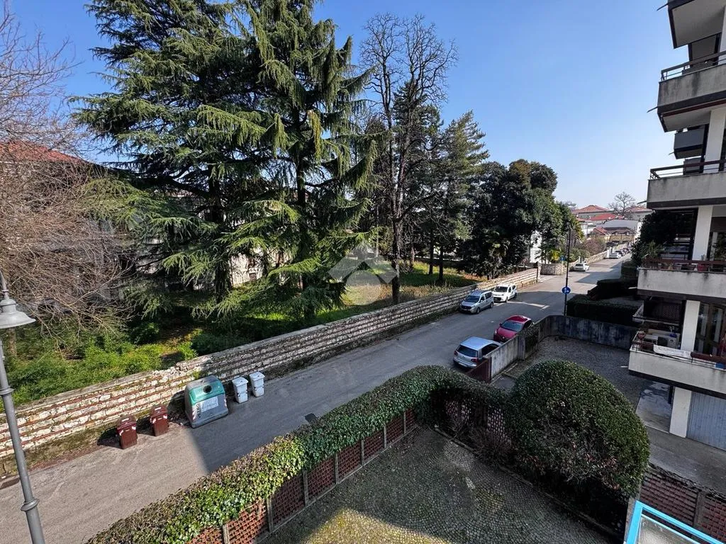 Balcone - 1970s Apartment with Mountain View in Schio