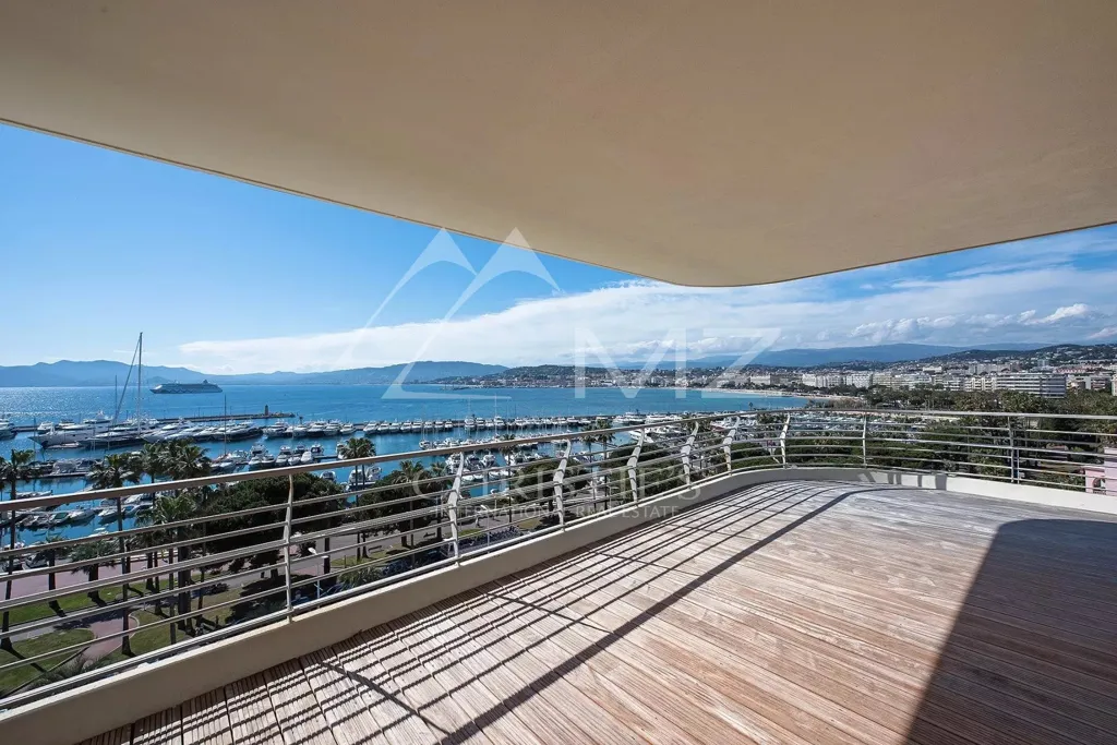 Terrasse - Penthouse Unique avec Vue Panoramique sur la Croisette à Cannes
