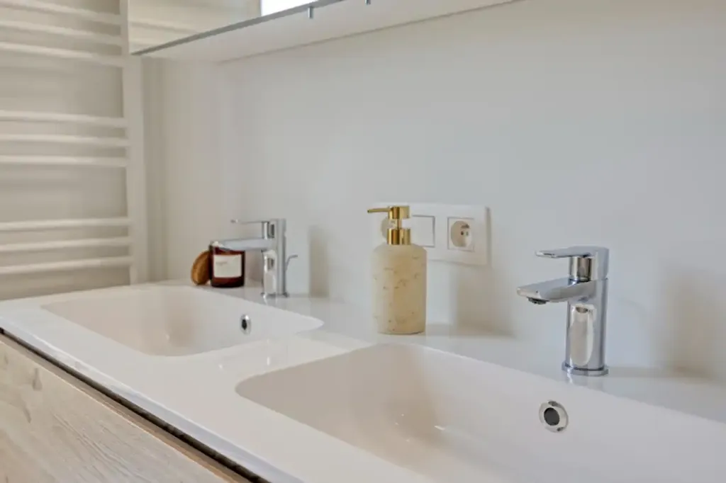 Bathrooms - Apartment with Private Terrace in Denderleeuw