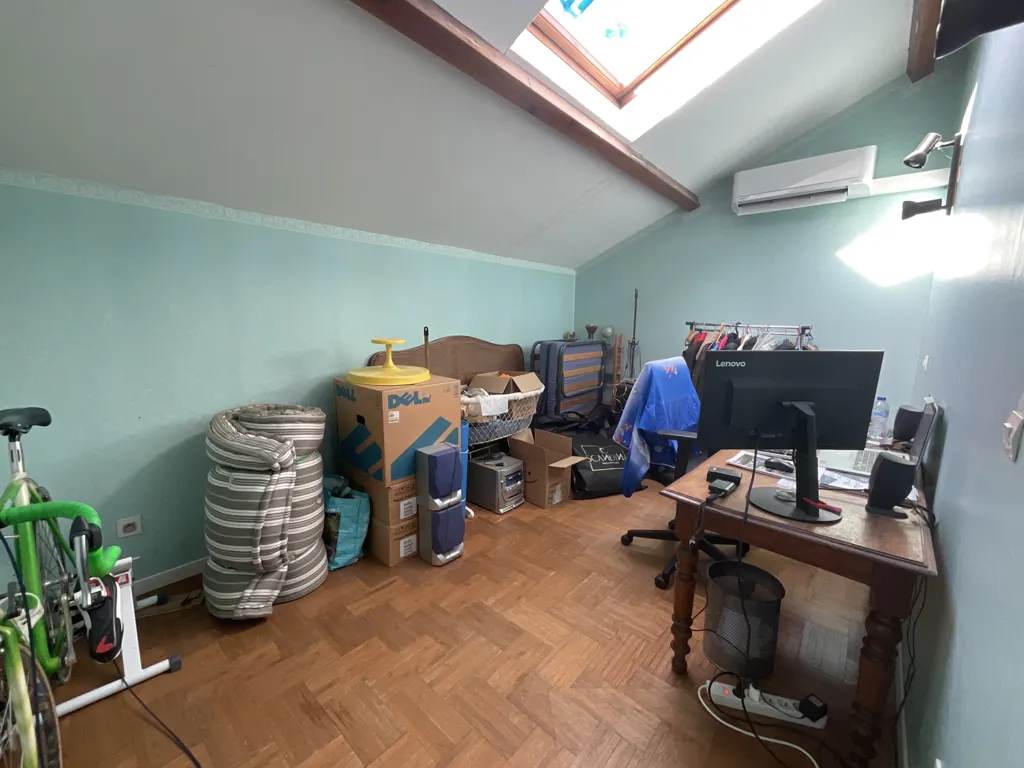Pièces - Grande Maison 5 Chambres avec Panneaux Solaires à Satolas-et-Bonce