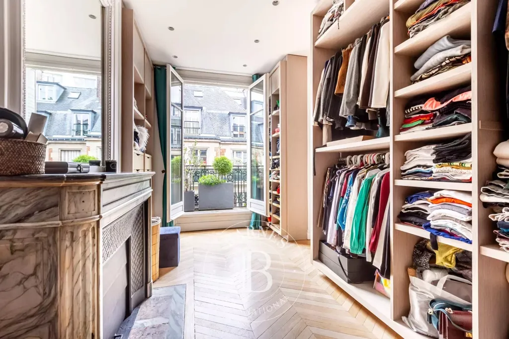 Pièces - Appartement Haussmannien avec Balcon Filant à Paris 8ème