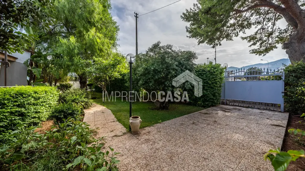 Jardin - Villa with Private Garden in Mondello, Palermo