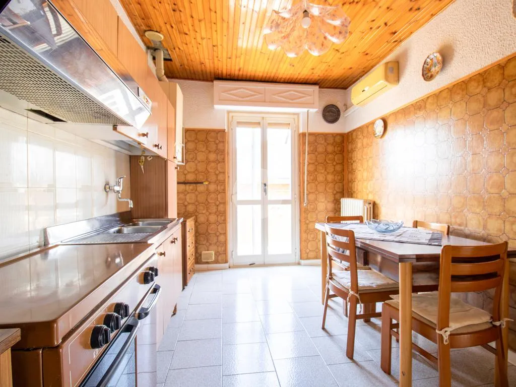 Cuisine - Spacious 4-Room Apartment with Garage in Atri