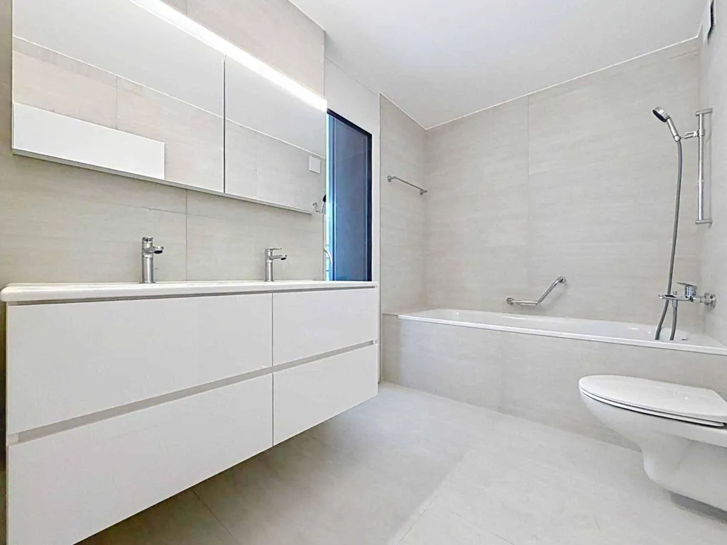 Salles de bain - 4.5-Piece Apartment with Lake View in D2 Building
