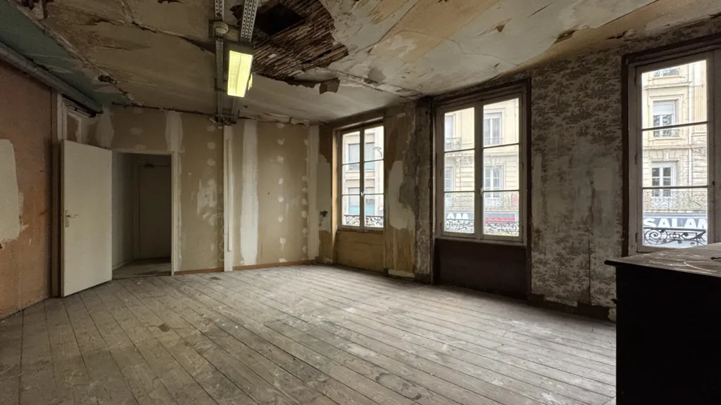 Pièces - Immeuble avec Surface Commerciale à Saint-Étienne
